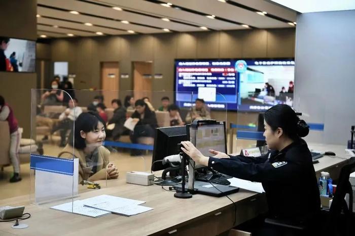 国家移民管理局：“五一”假期超800万人次出入境