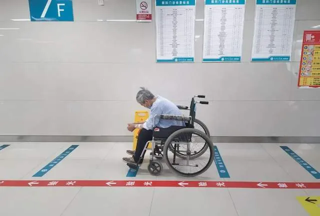 陪诊师变身“号贩子” 行业边界亟待划清