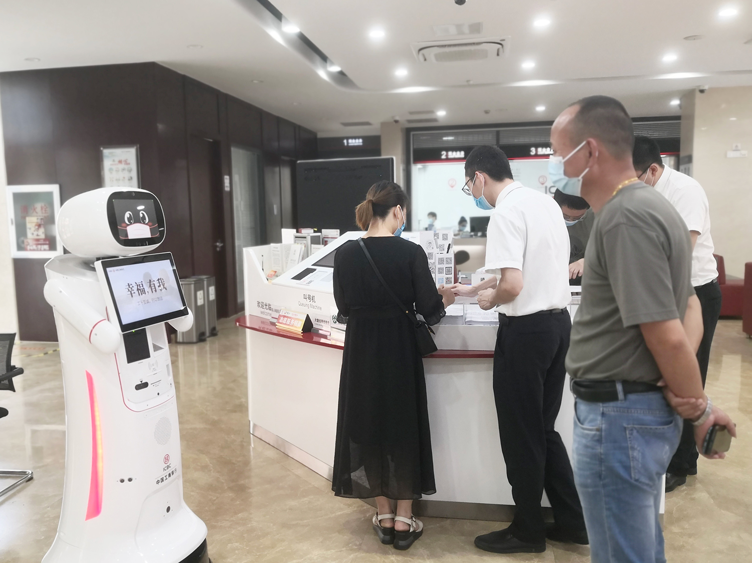2024服务机器人市场行情分析 国内首个智能人形机器人银行大堂经理场景训练_人保服务 ,人保有温度