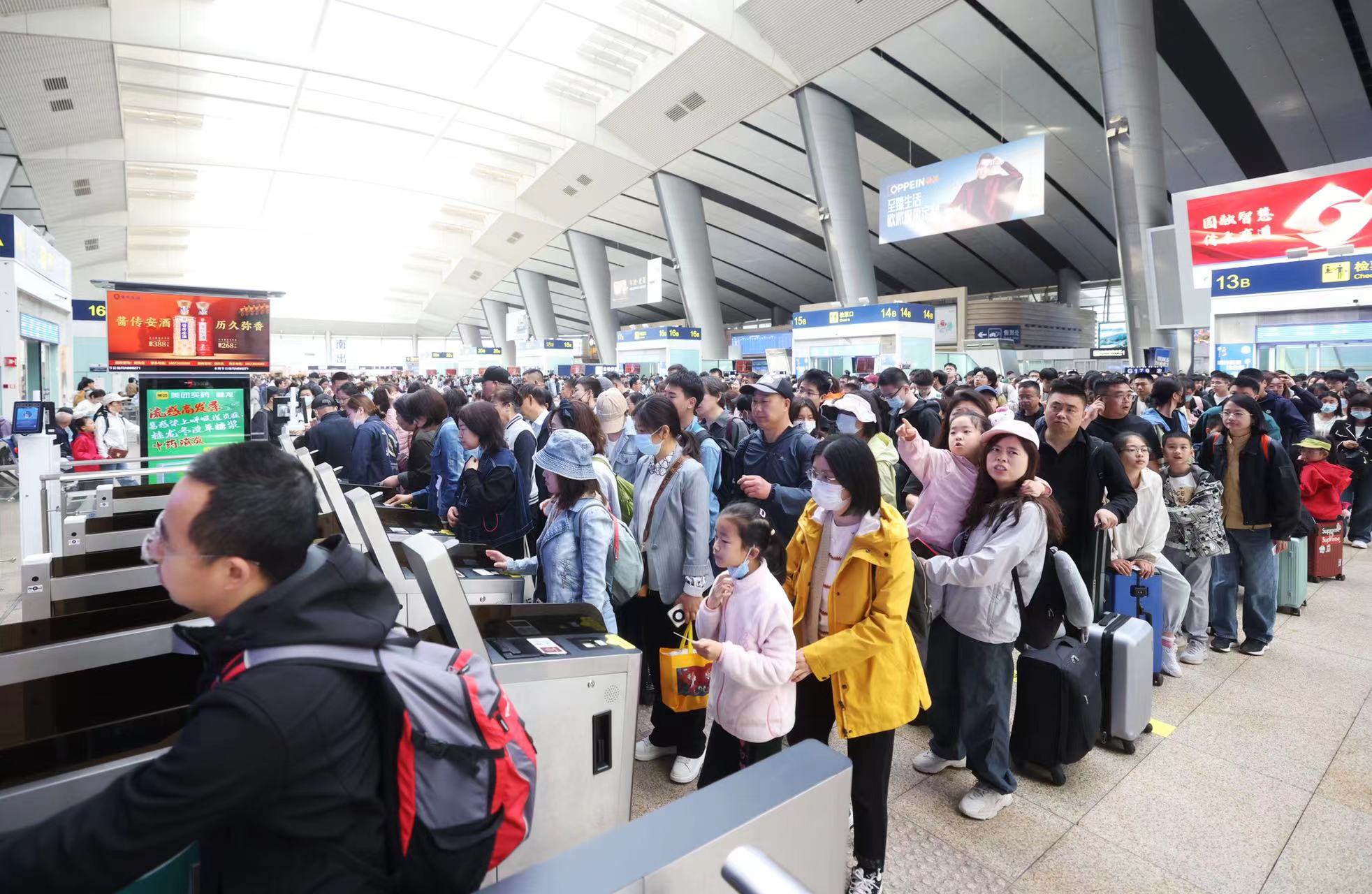 1-8月全国铁路发送旅客创新高