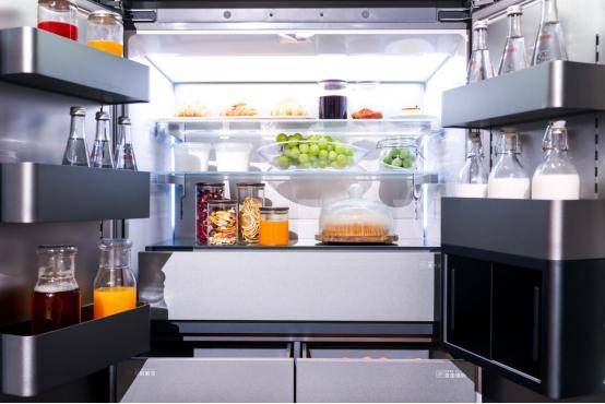 智造突围：2025汽车装备业竞争格局预测与万亿赛道重构分析_人保财险 ,人保护你周全