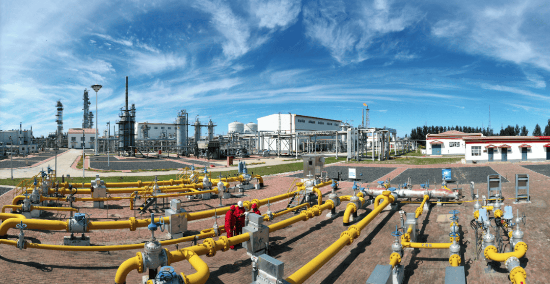 2025年油田气行业未来展望：稳产保供、技术驱动、低碳转型_人保服务 ,人保伴您前行