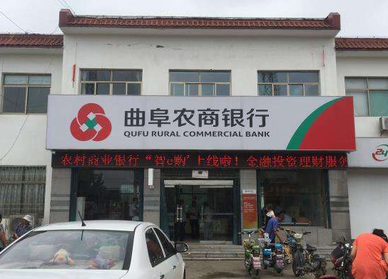 天津农商行半年内连收“百万罚单”，近两年净息差持续缩窄、逾期贷款占比现抬升苗条