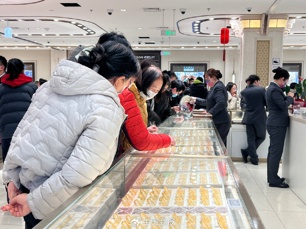 老铺黄金拟配售募资近27亿港元，用于门店拓展扩建及补充流动资金等