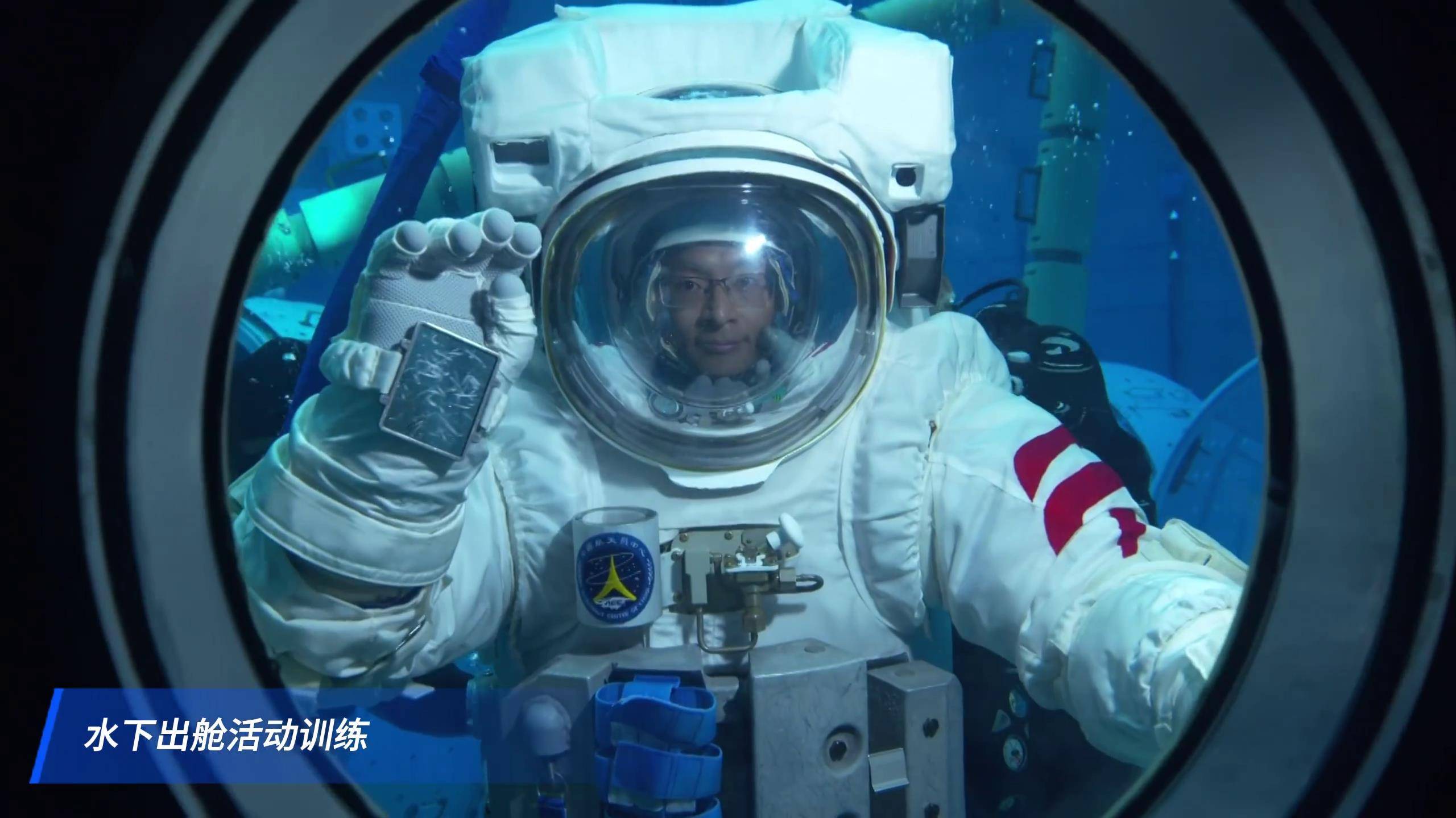 中国空间站建成后航天员首次从核心舱节点舱出舱