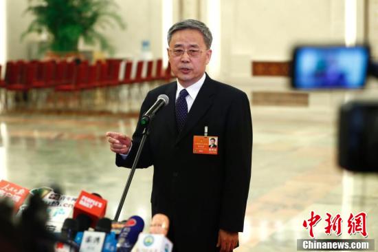 何立峰会见英国财政大臣里夫斯