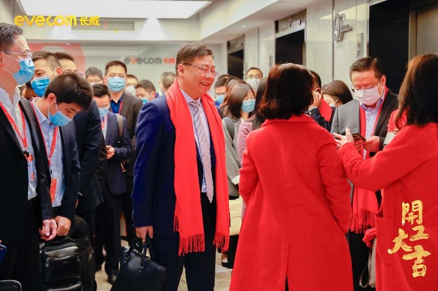 信息发展：6月10日高管徐云蔚减持股份合计2000股