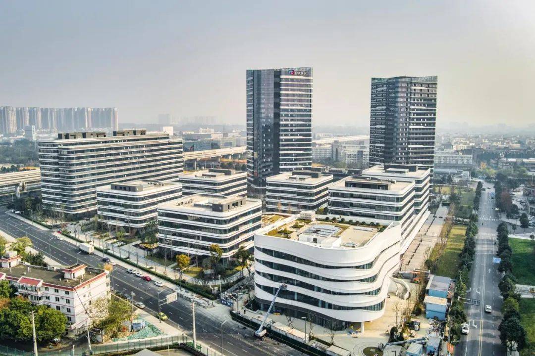 成都今日启动首批智能机器人实景验证