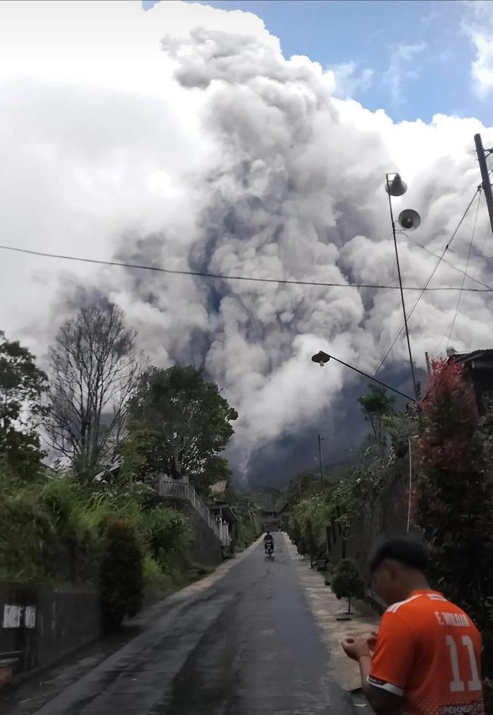 印尼一火山持续喷发 多航班中断村民疏散
