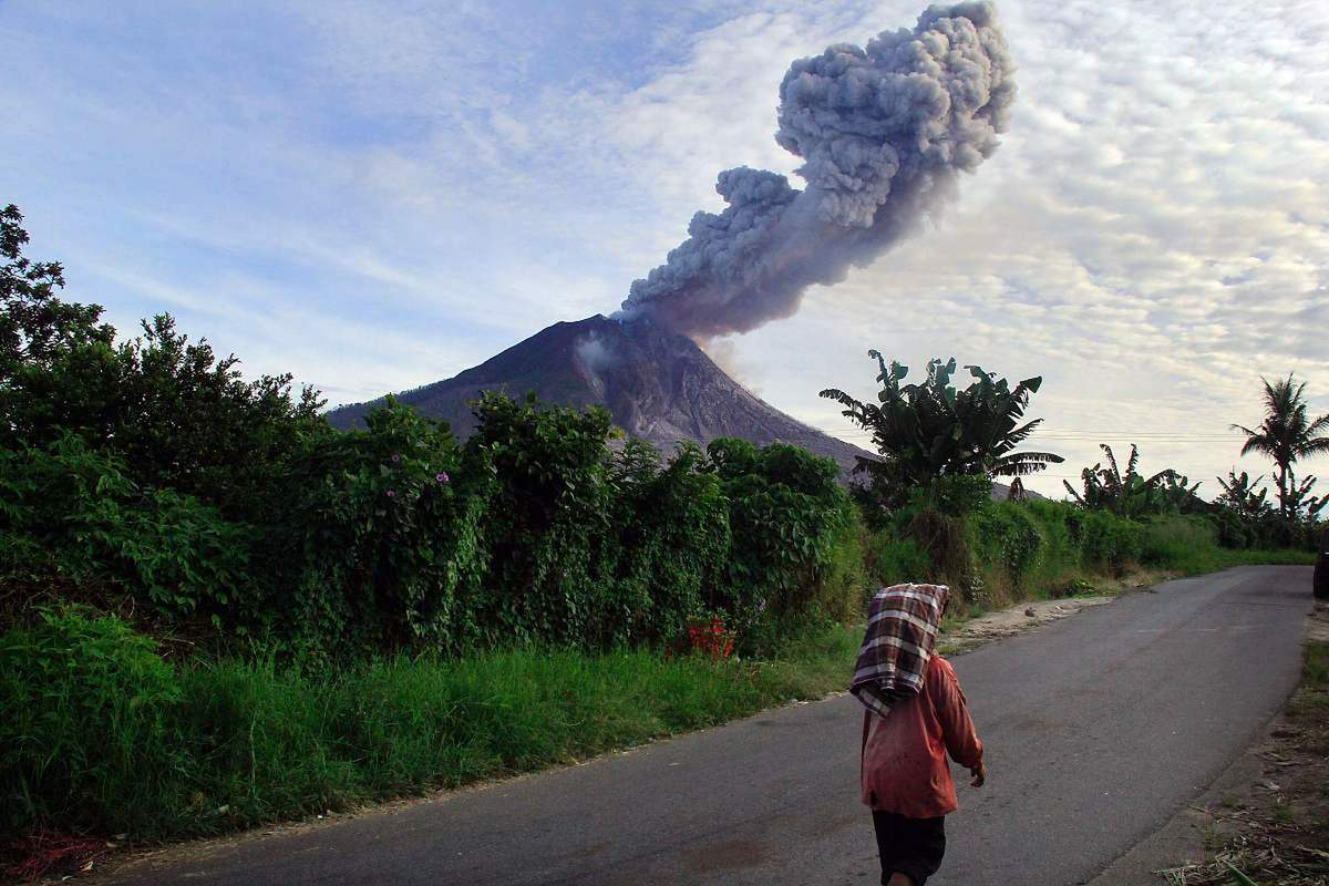印尼一火山持续喷发 多航班中断村民疏散