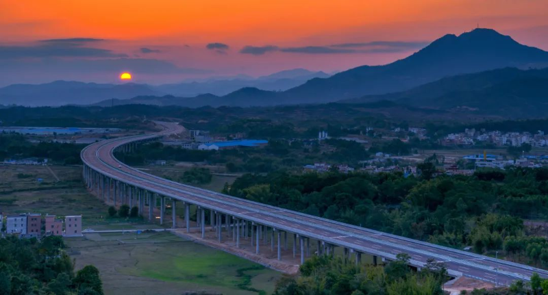 交通运输业向新提速