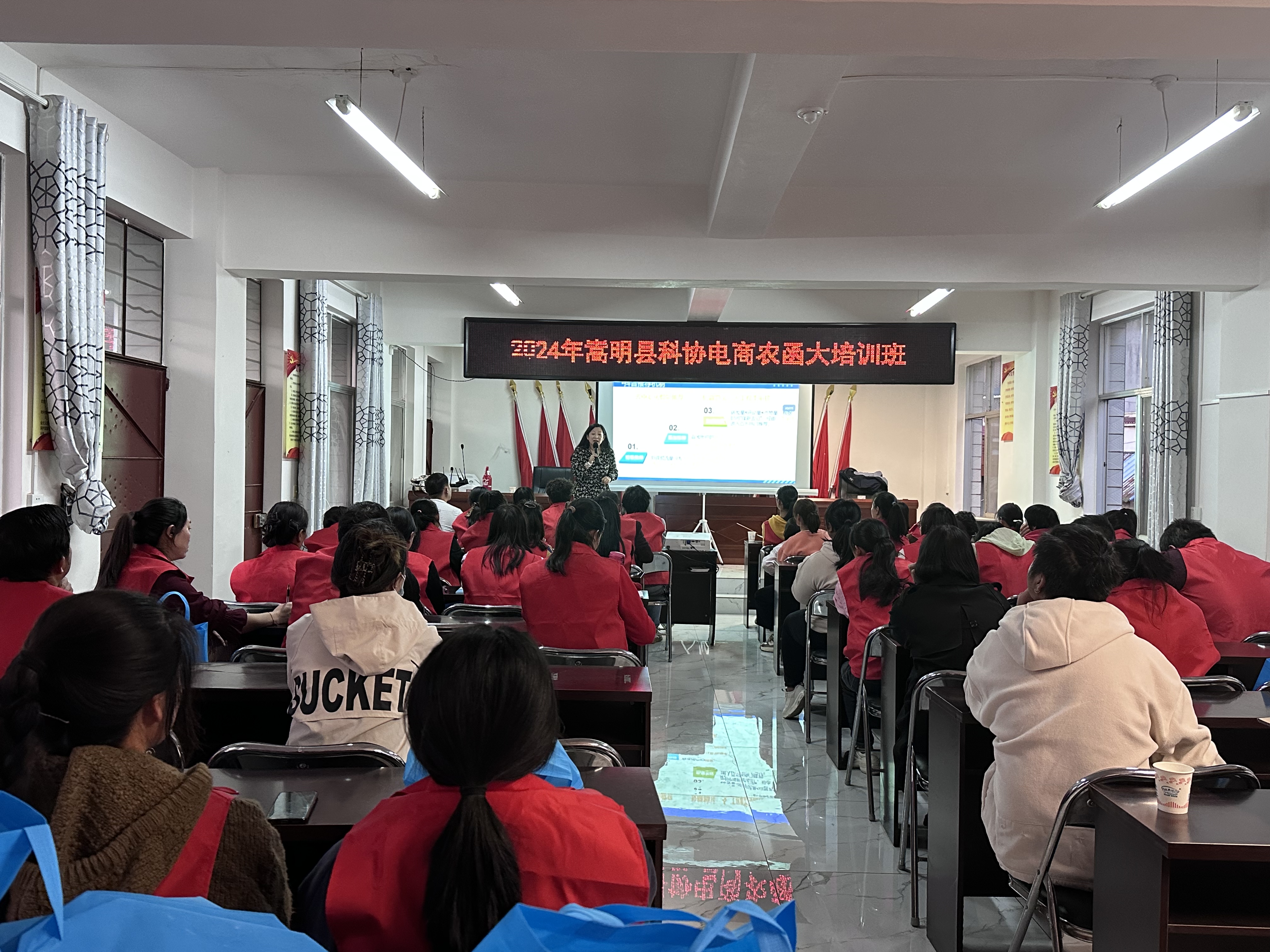云南返乡青年电商创业带火销售激活产业