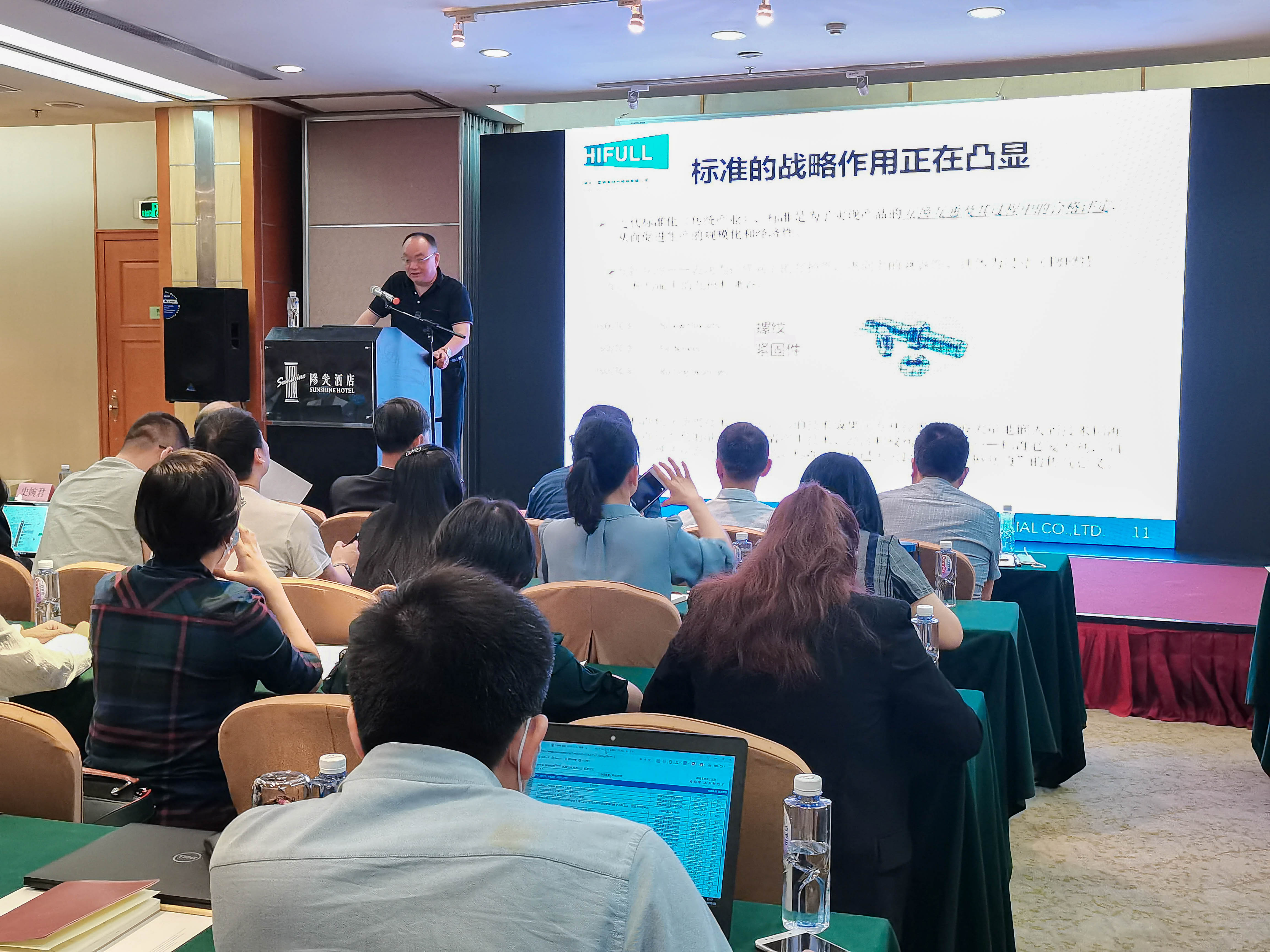 欣贺股份获得外观设计专利授权：“外套（R103401C）”