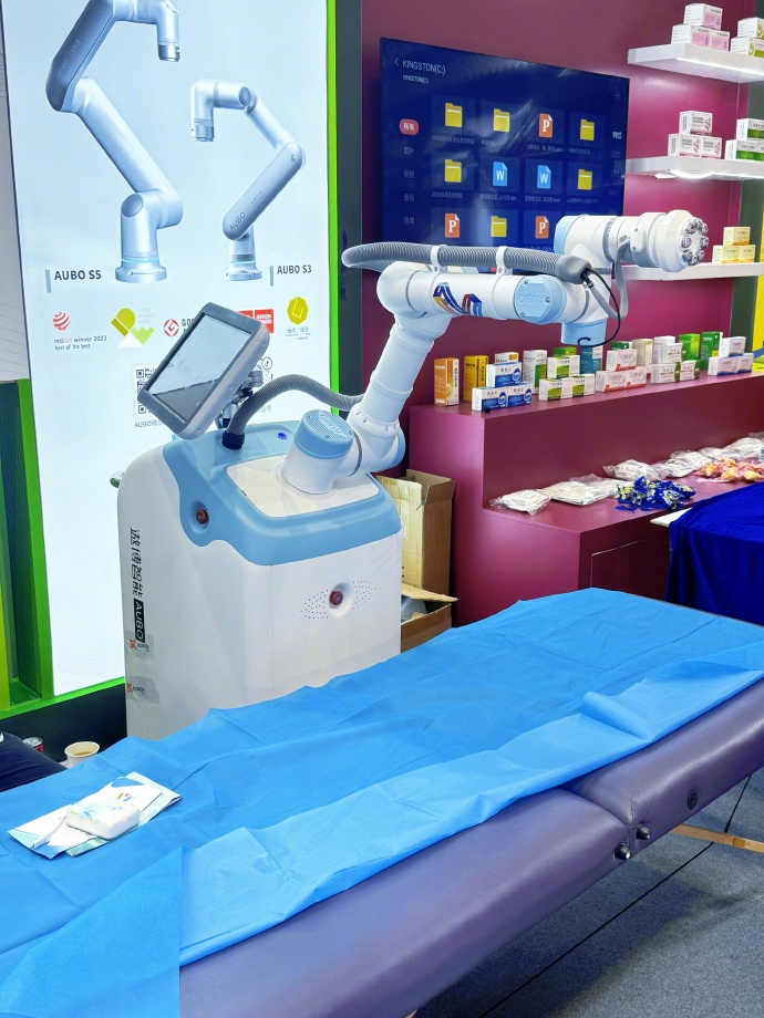 实探｜今日看点，上海这场会AI含量拉满、机器人成分爆表！