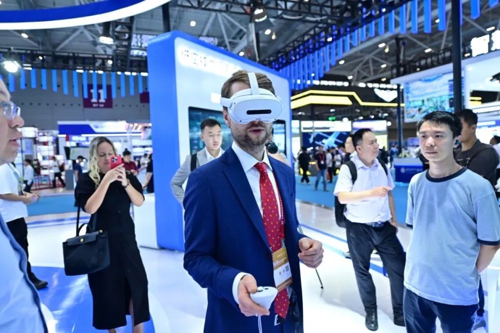 中国联通成为首届世界人形机器人运动会全球合作伙伴