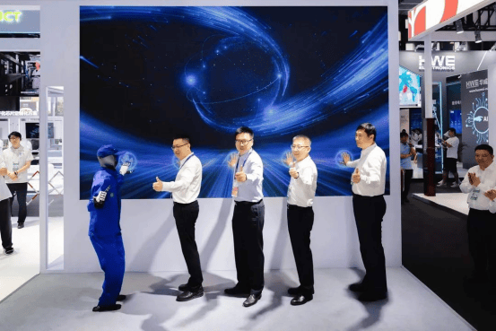 自变量机器人亮相世界机器人大会 首发全自研轮式双臂仿人形机器人