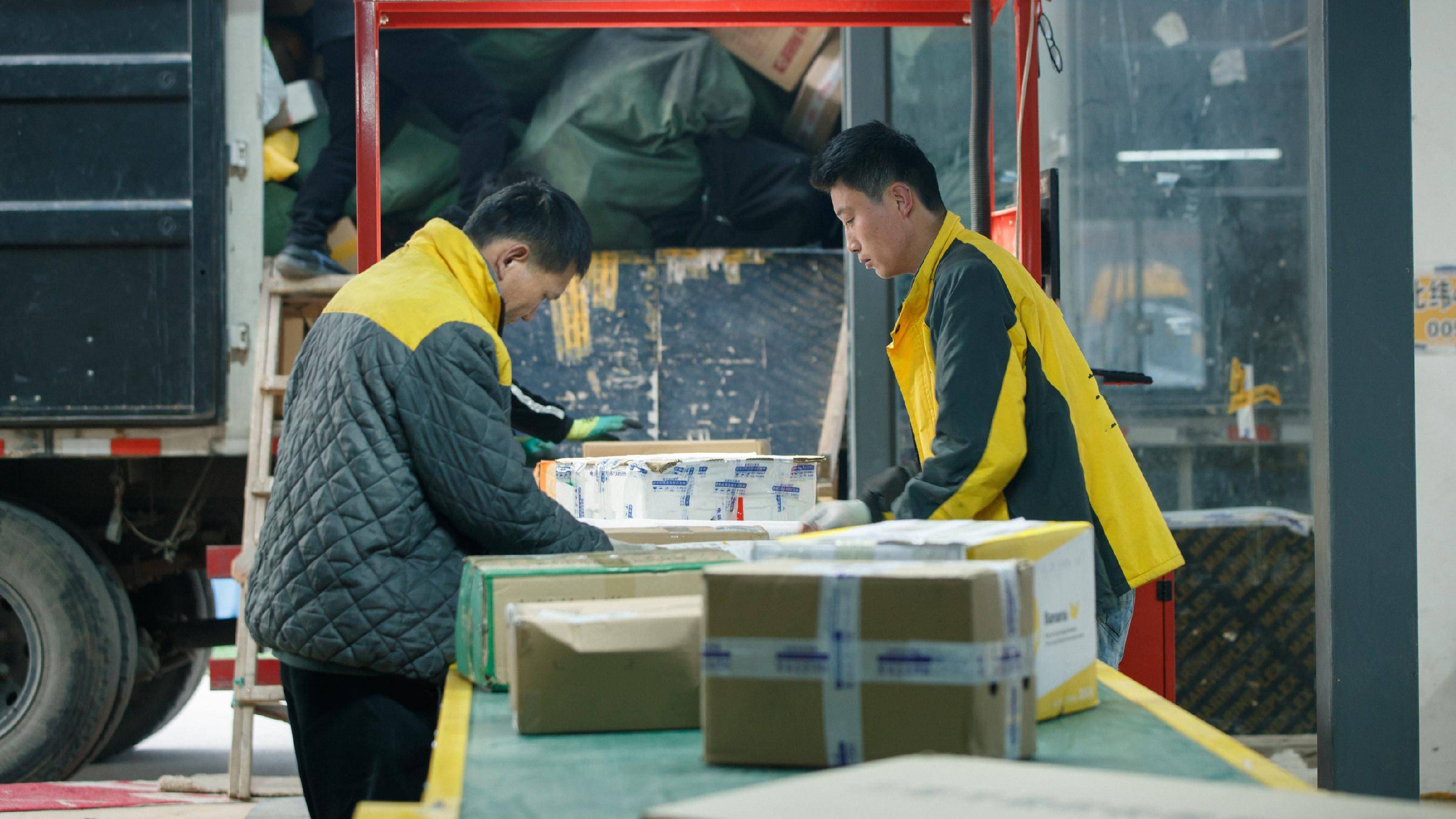 国家邮政局：7月快递业务收入同比增长8.9%