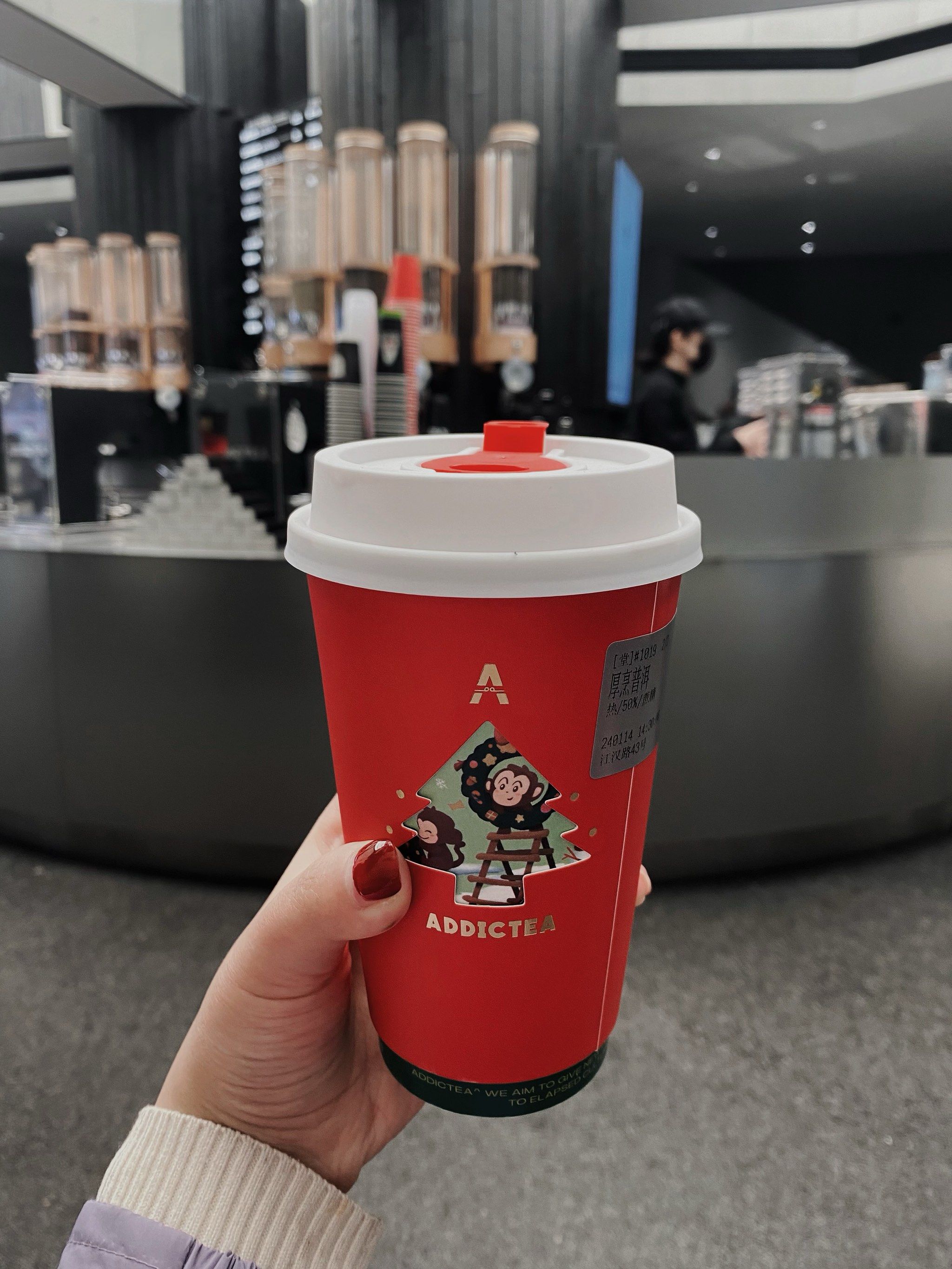 事发上海知名商场，网红奶茶门店天花板突然掉落，店员身亡！正处于“开业有礼”活动期，公司回应