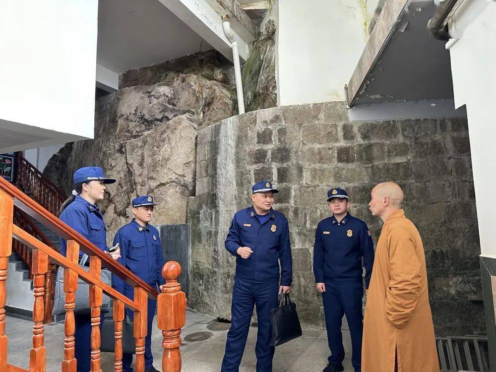 可支配资金近6亿仍融资，拟投资酒店业务毛利率承压，九华旅游5亿定增计划遭监管问询