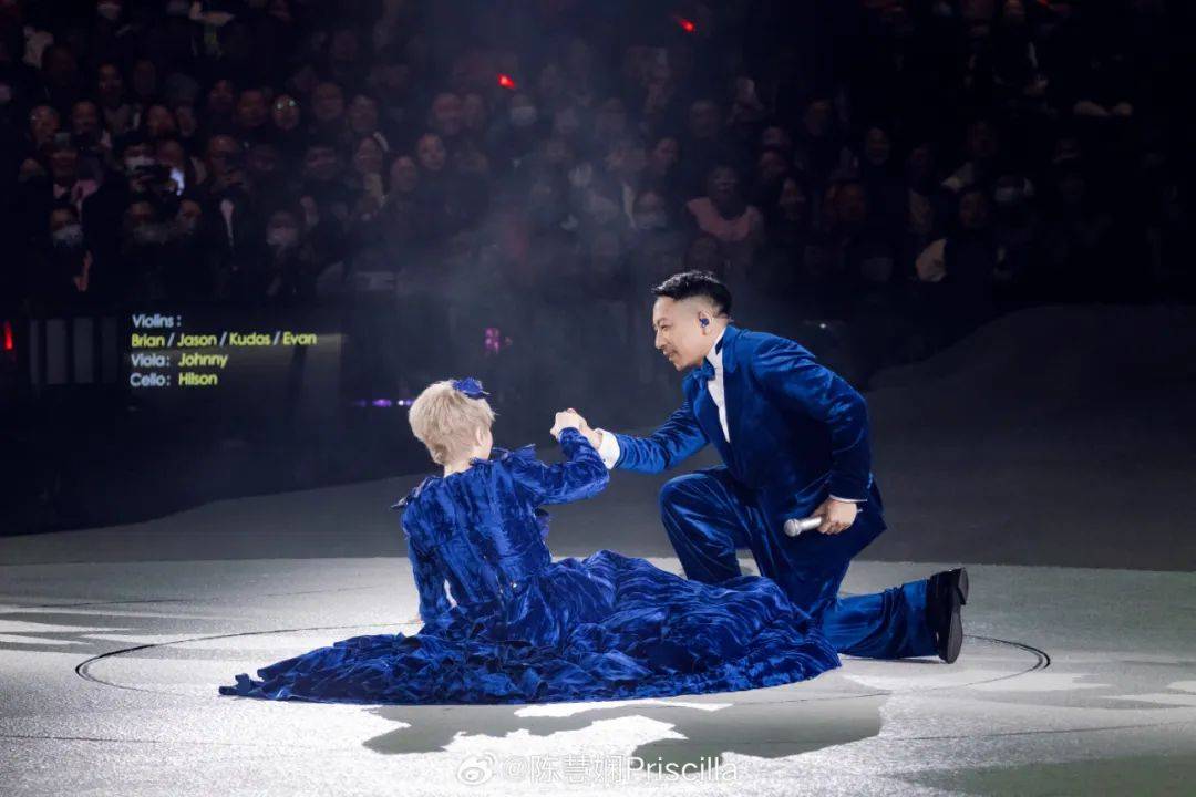 突发！知名歌手演唱会意外摔下舞台，被紧急抬走送医！表情痛苦被搀扶离场