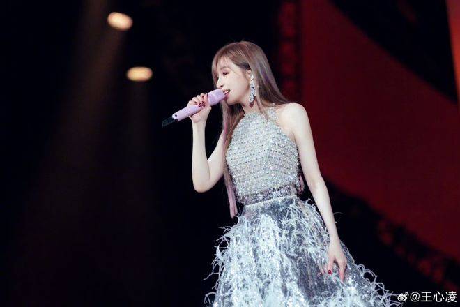 突发！知名歌手演唱会意外摔下舞台，被紧急抬走送医！表情痛苦被搀扶离场