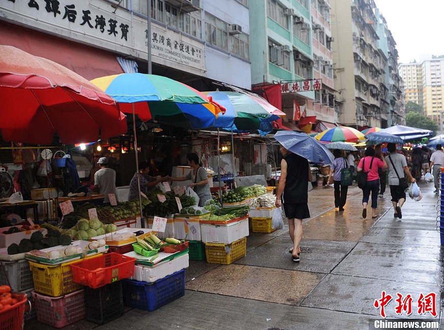 台风“塔巴”逼近 香港发出“八号风球”