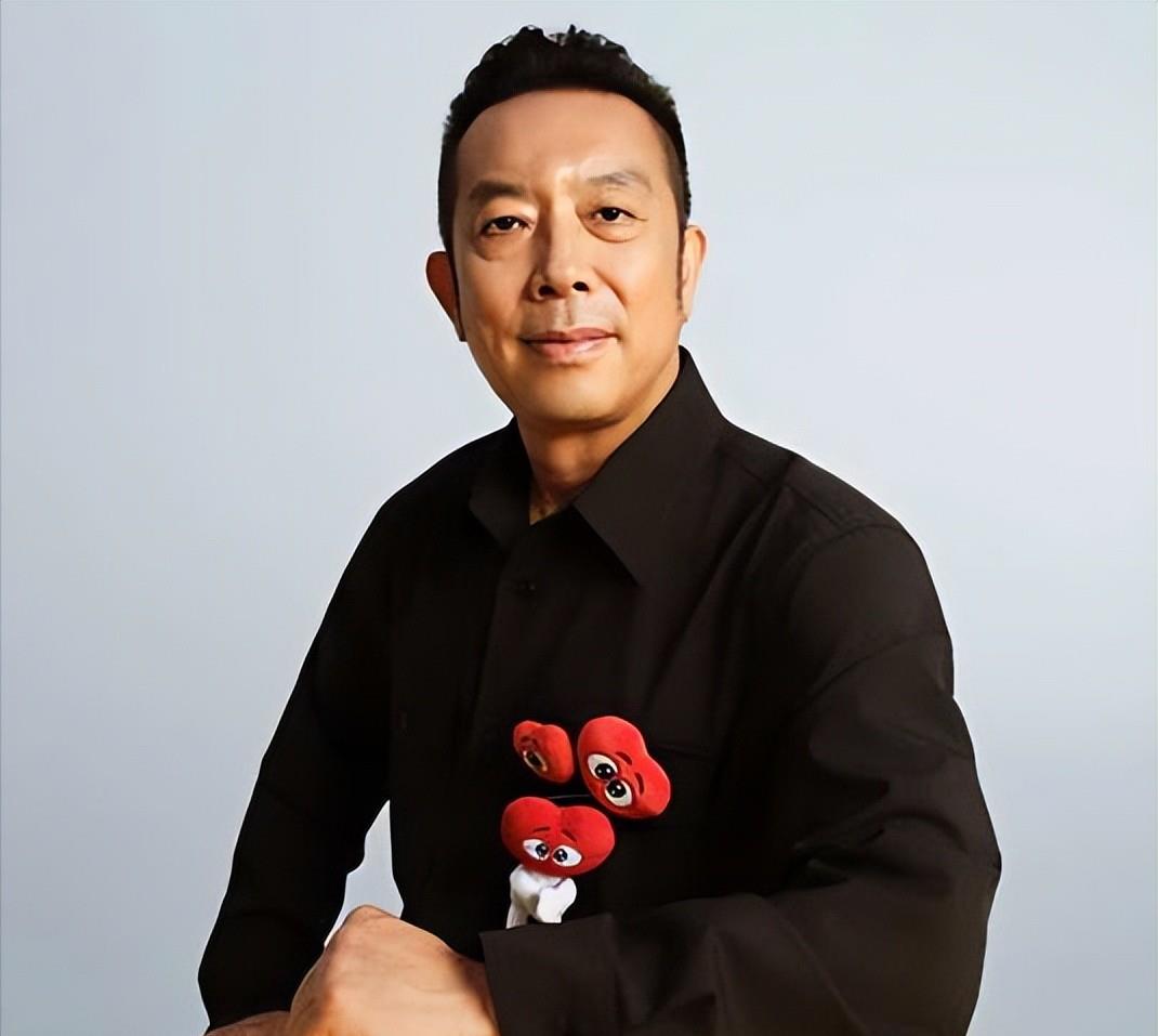 刘强东直播炒菜，称“像贾国龙第一次炒菜一样紧张，像罗永浩第一次说脱口秀一样紧张”！他谈到“外卖大战”：想和王兴见面聊聊