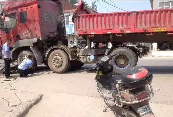 南非林波波省发生一起车祸致13人死亡