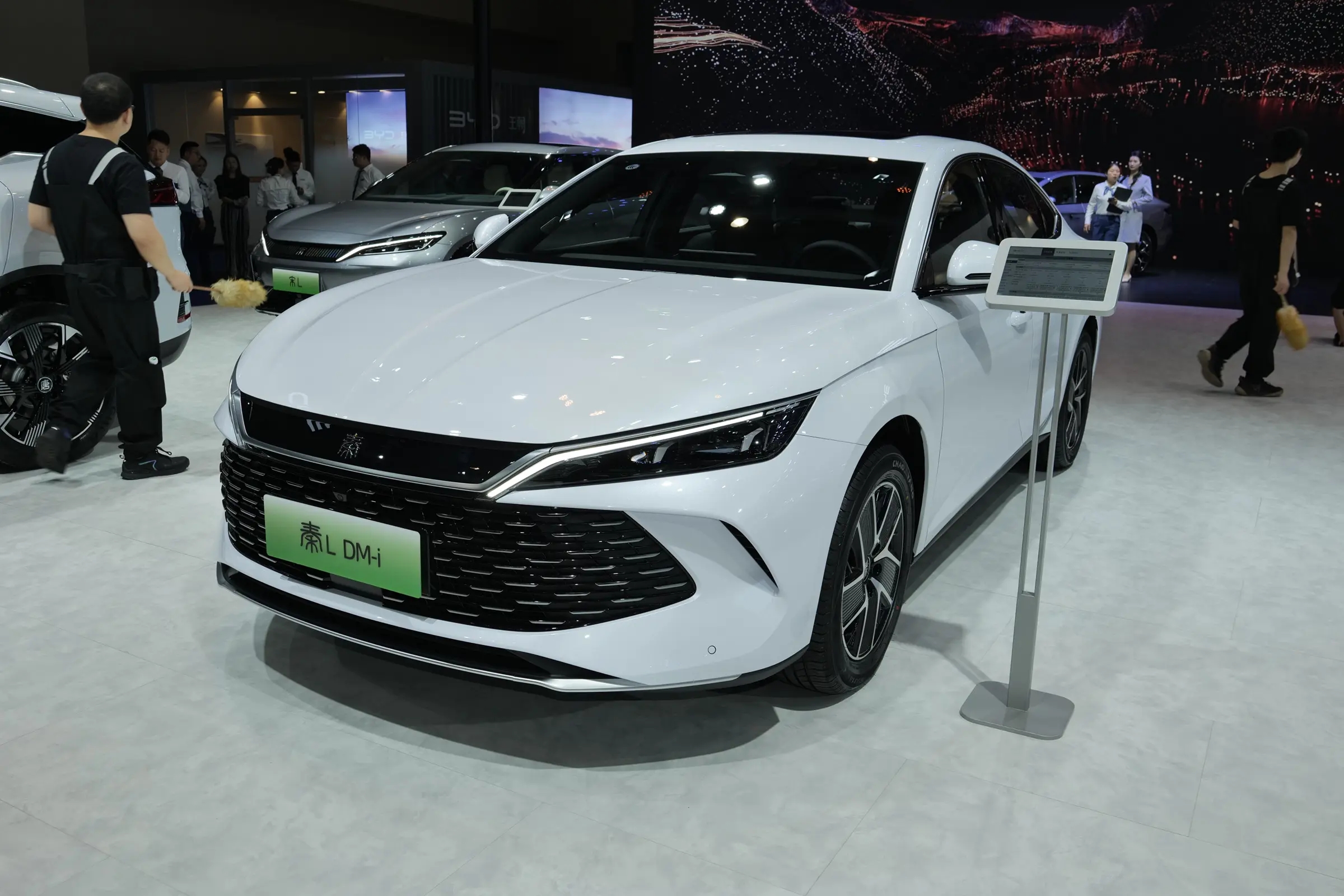 假期前两天，全国高速公路新能源车流量同比分别增长26.2%、30.1%