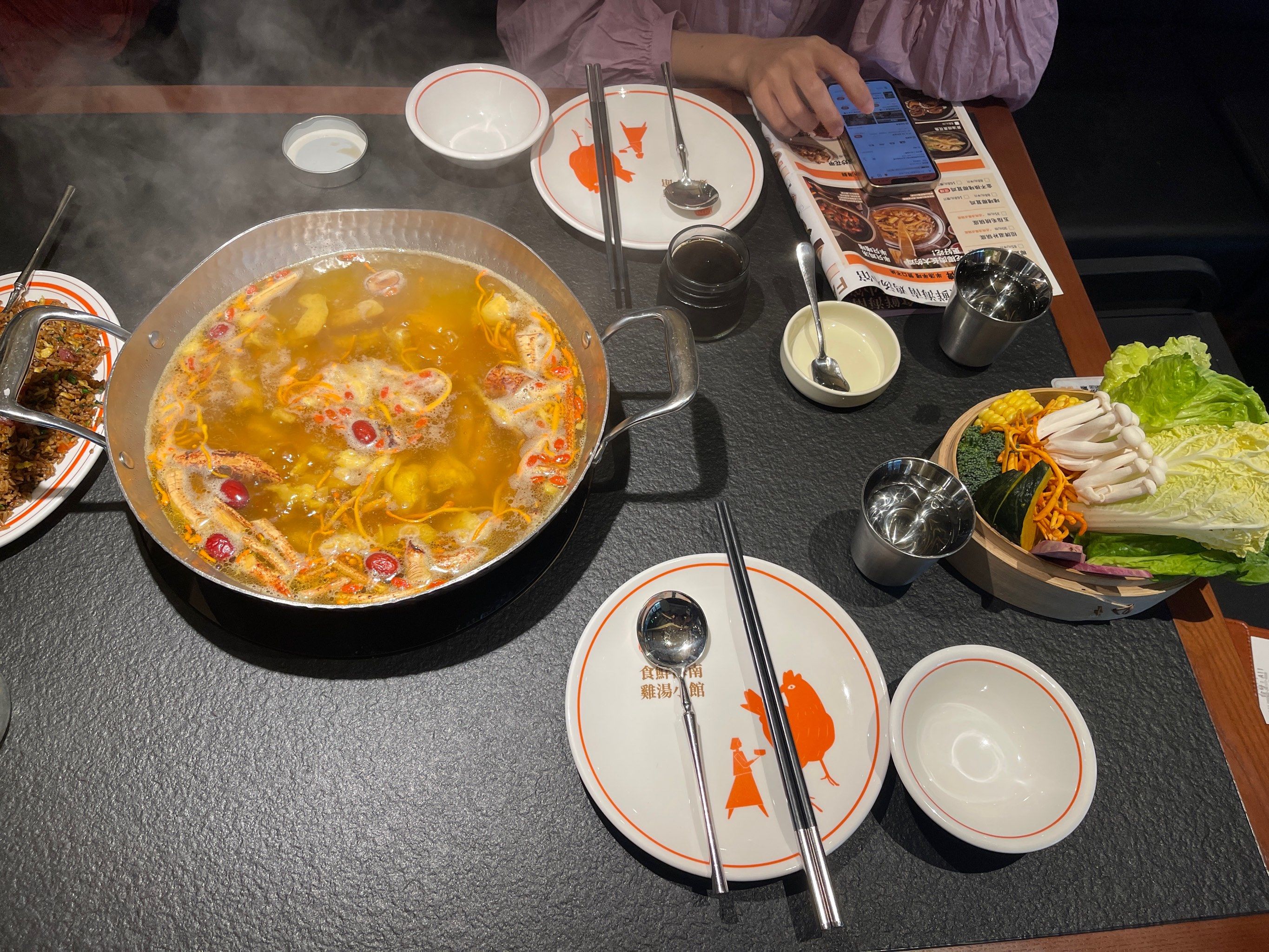 商场“天降红包雨”致人群严重拥挤，有人摔倒受伤，三亚大悦城深夜道歉：预判不足，人数远超预期