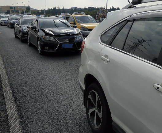 陈震车祸比亚迪车主妻子发声:丈夫多处骨折!陈震回应:全力配合、做好后续工作、补偿损失