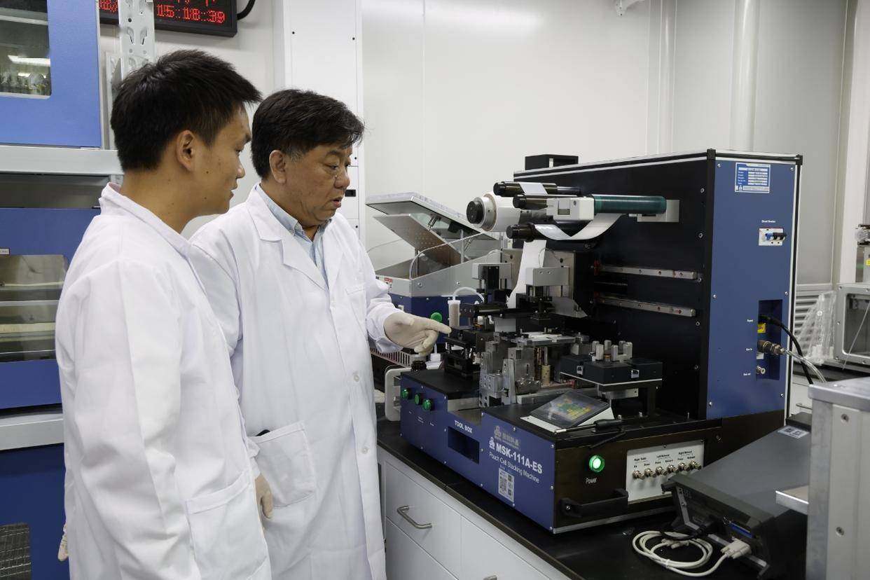 我国科研人员解决全固态金属锂电池界面接触难题