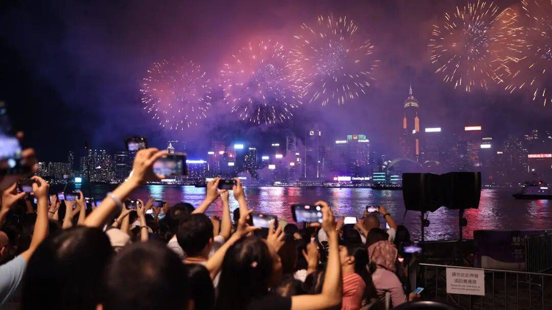 (机遇香港)国庆中秋假期约164万人次旅客访港