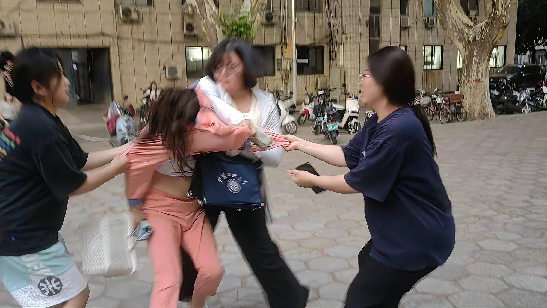 女子在球赛现场大声叫喊致比赛中断，上海警方：戴某某（女，46岁）系外省市在册精神病人，已被送至精神卫生中心治疗