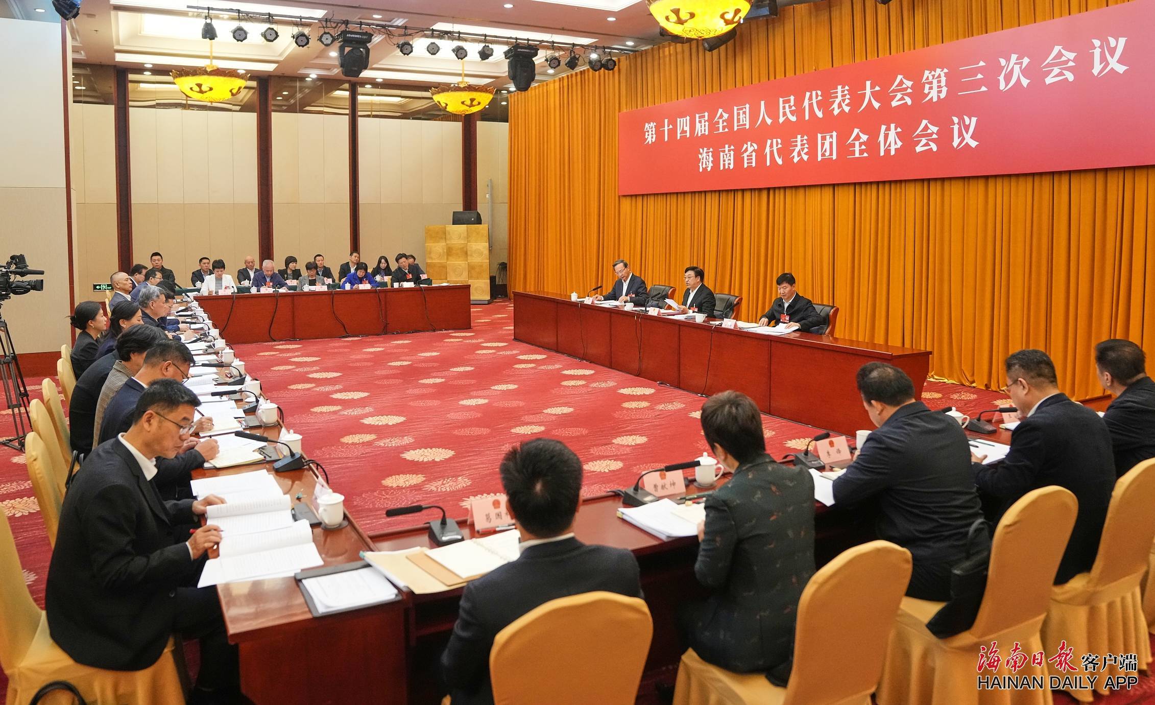 海南省委书记冯飞、省长刘小明与国外自由区代表举行会谈