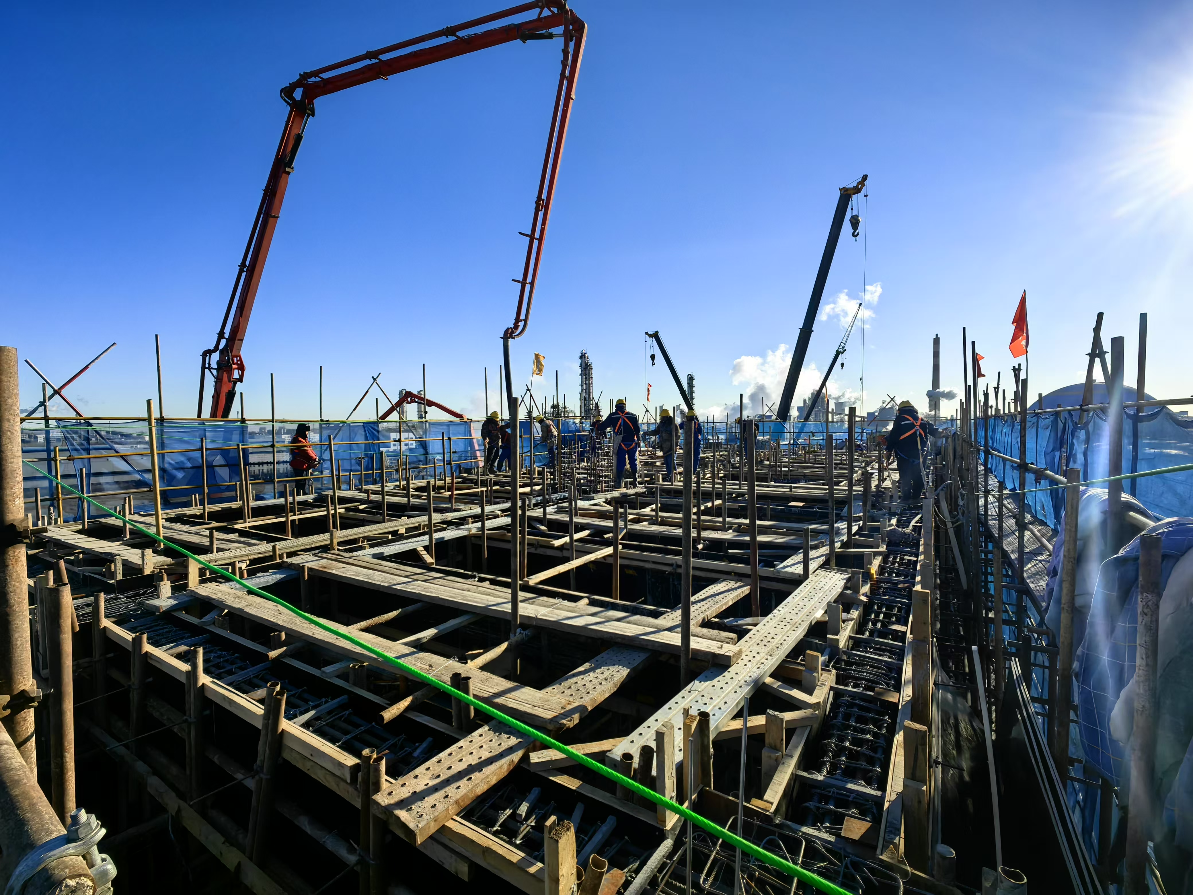 东北地区首个煤制天然气示范项目主装置合拢贯通