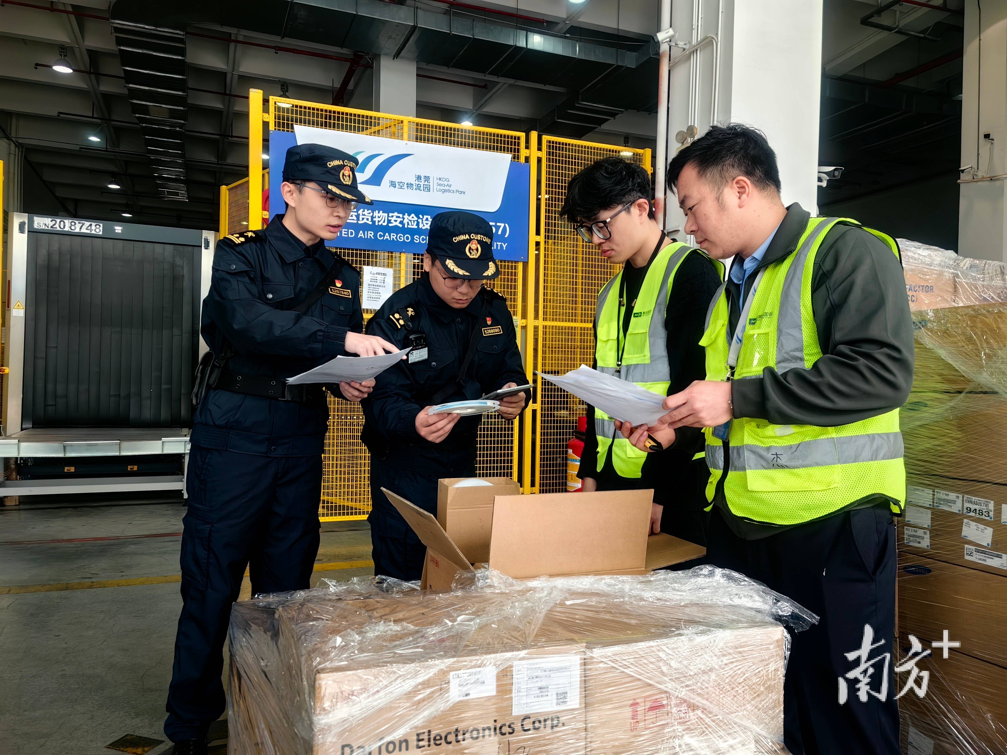 拱北口岸本年度出入境旅客量突破1亿人次；广州白云机场T3即将启用丨大湾区财经早参