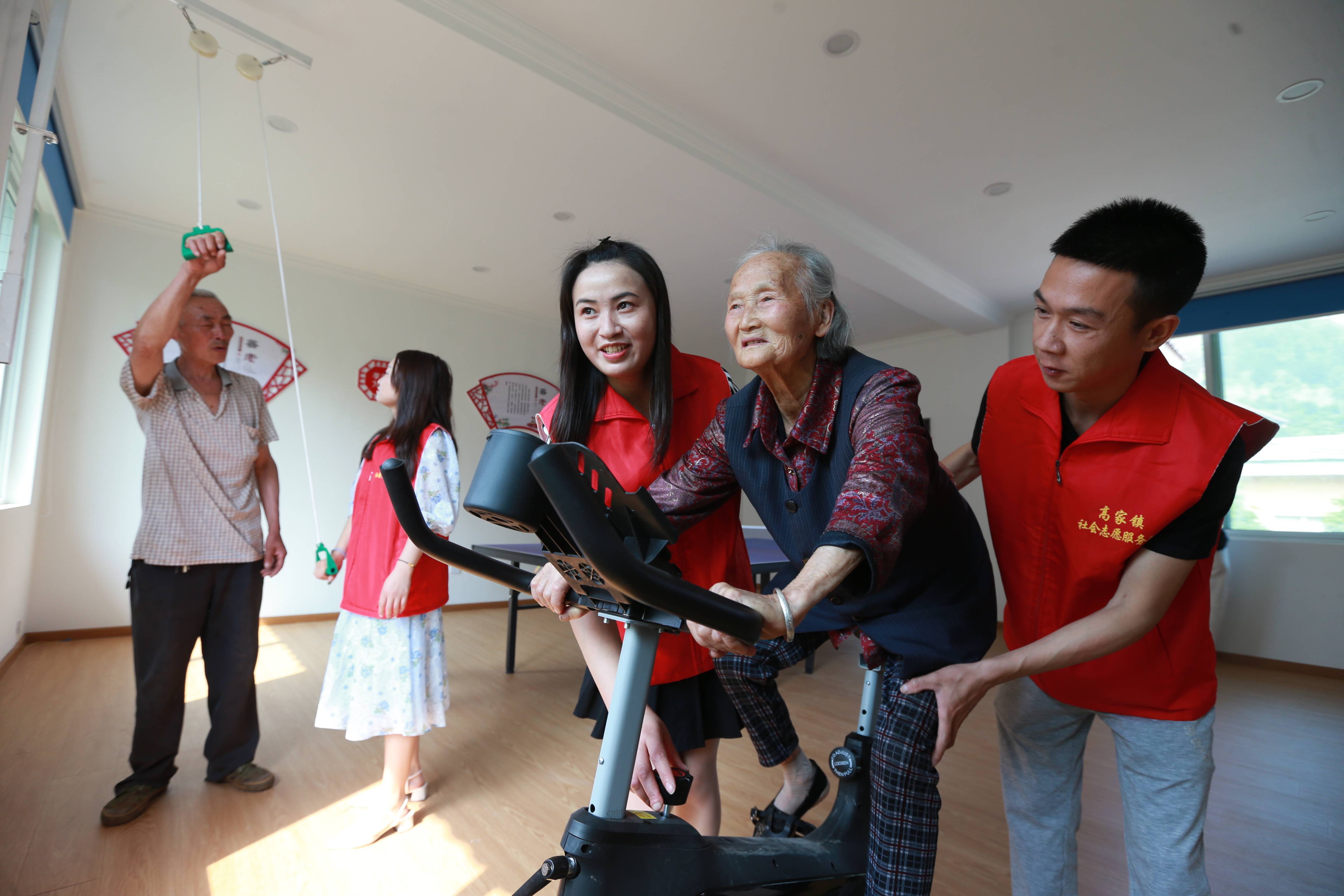 从“养老”到“享老”：银发族青睐展演研学新体验