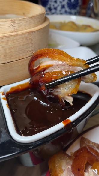 高端定位难抵消费降级冲击,全聚德前三季度扣非净利暴降超七成,毛利率较高点断崖式下跌