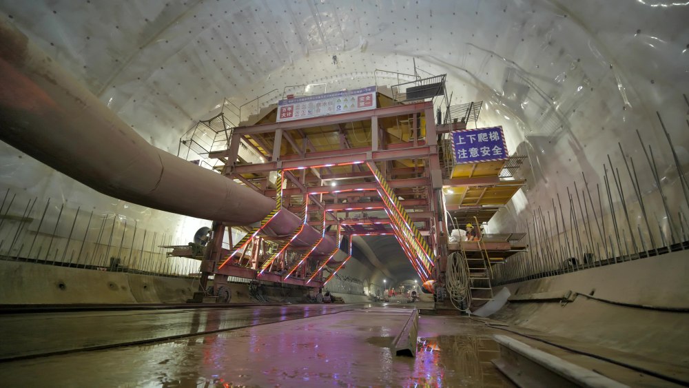 西渝高铁康渝段大象洞隧道贯通