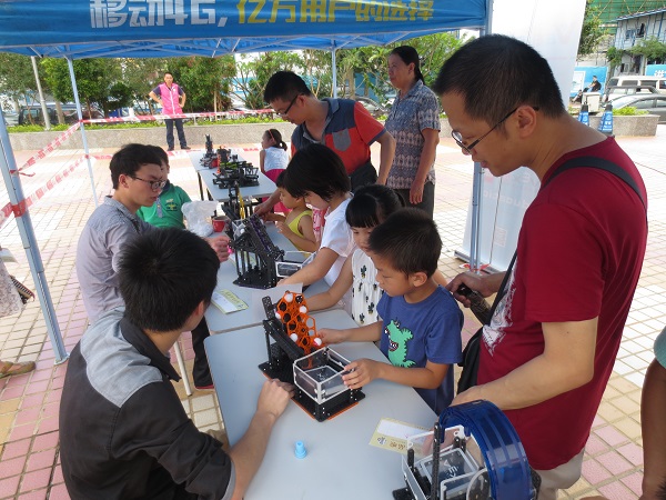 浙江古镇举办互联网生活嘉年华 机器人展演受关注