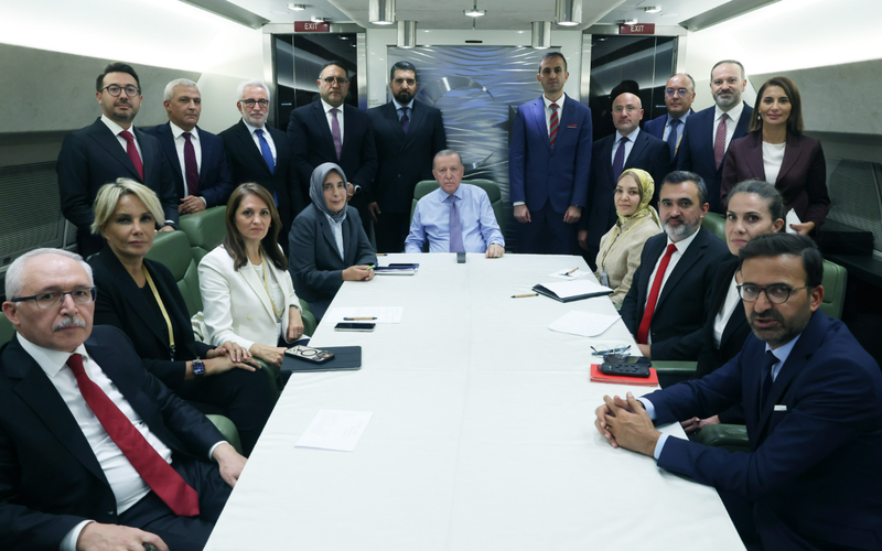 土耳其对内塔尼亚胡发出拘捕令；美股上演“周五惊魂”，“AI八巨头”单周蒸发8000亿美元；比特币一个月跌了18%|一周国际财经