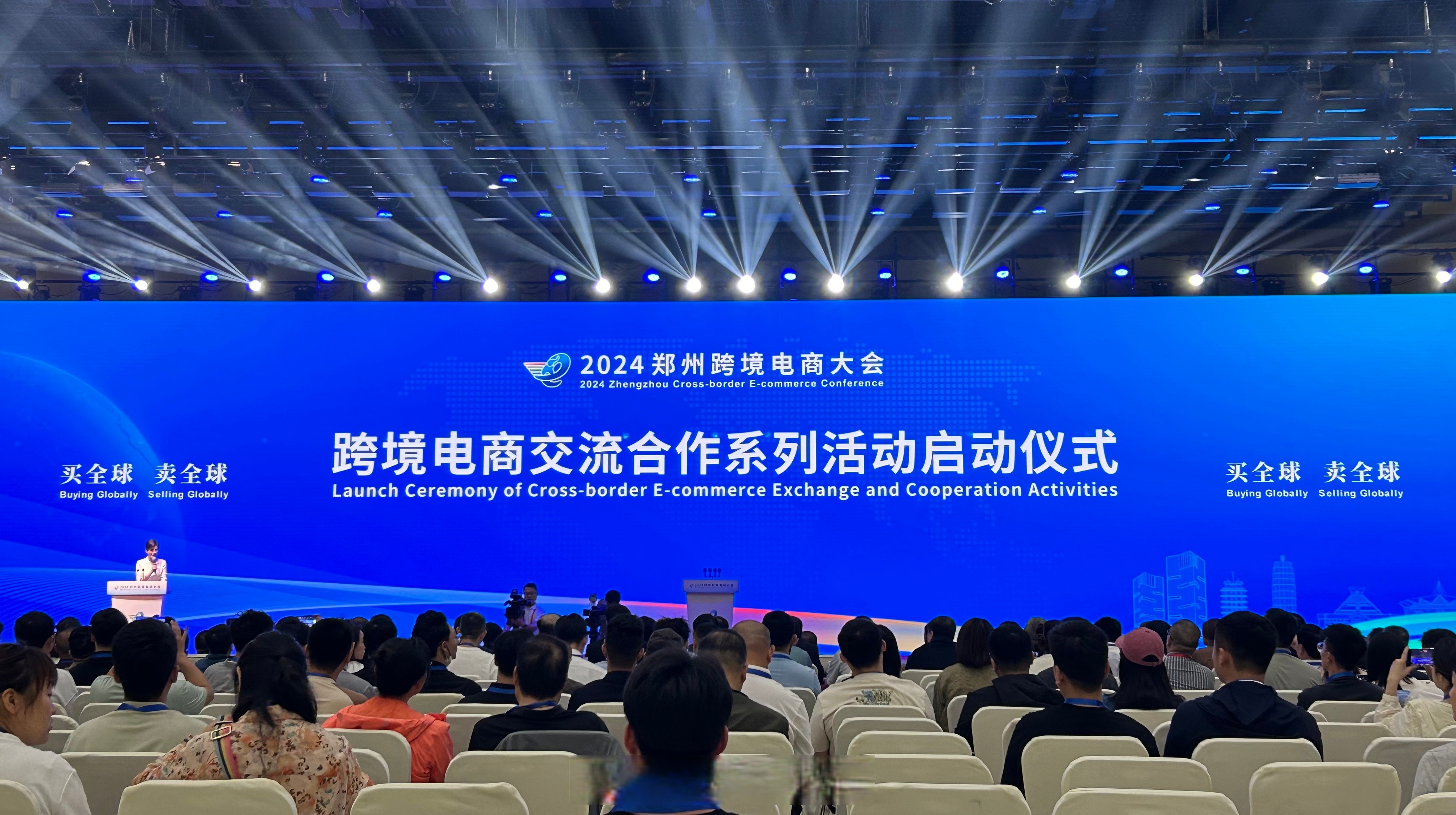 抖音电商全球购携手百余品牌亮相进博会，将全球好物带给消费者