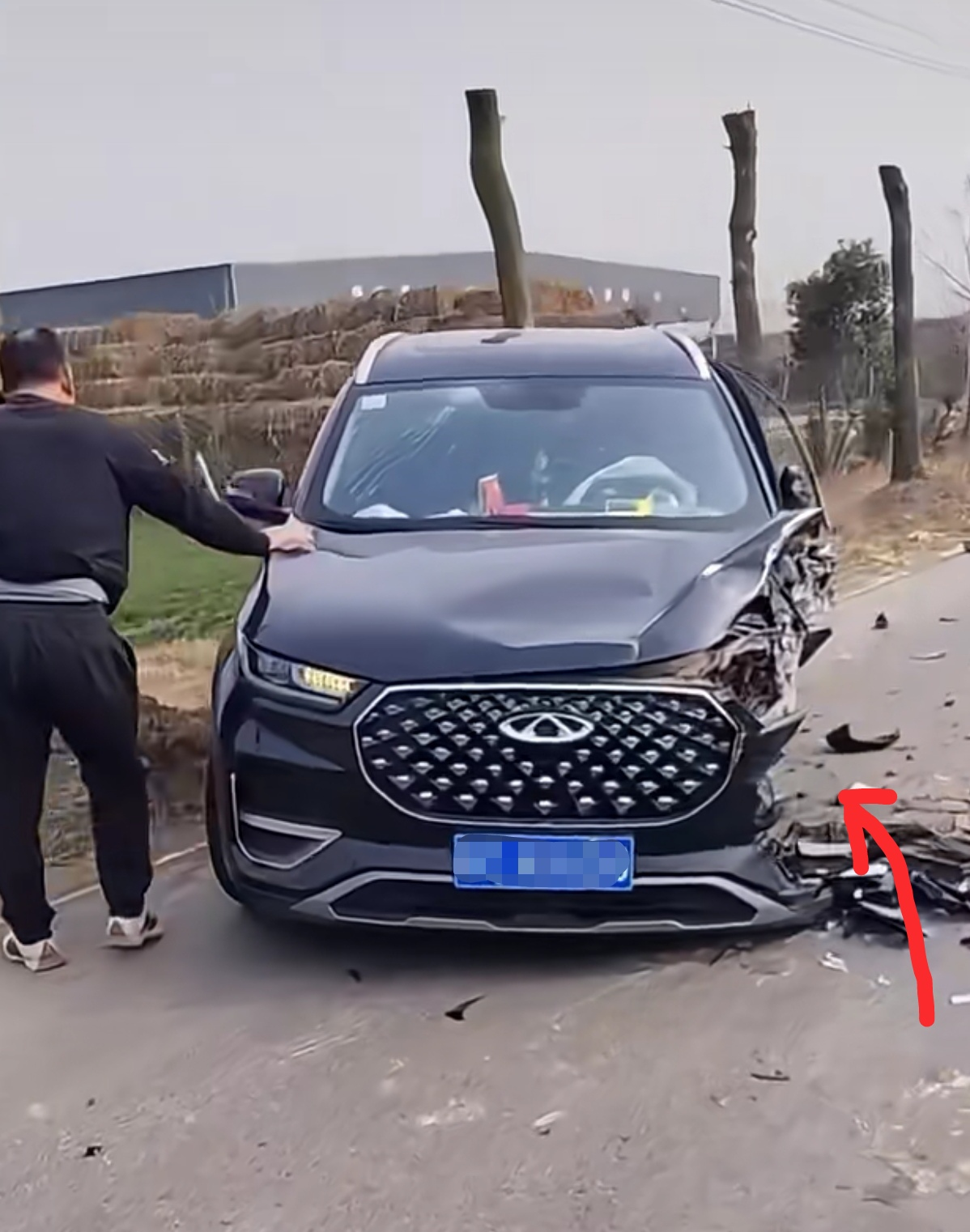 奇瑞新车挑战张家界天门山“天梯”,结果溜下台阶撞坏护栏,此前公司副总裁发微博“顶峰相见”,景区最新回应