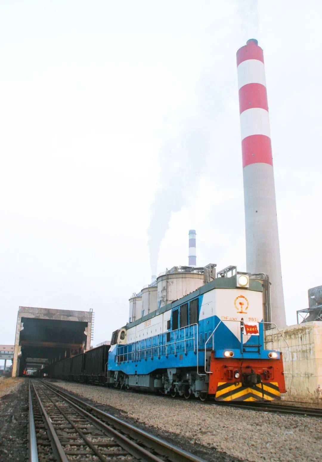 兖矿能源获得实用新型专利授权：“一种利用矿井单轨吊固定除尘风筒的限位拖移装置”