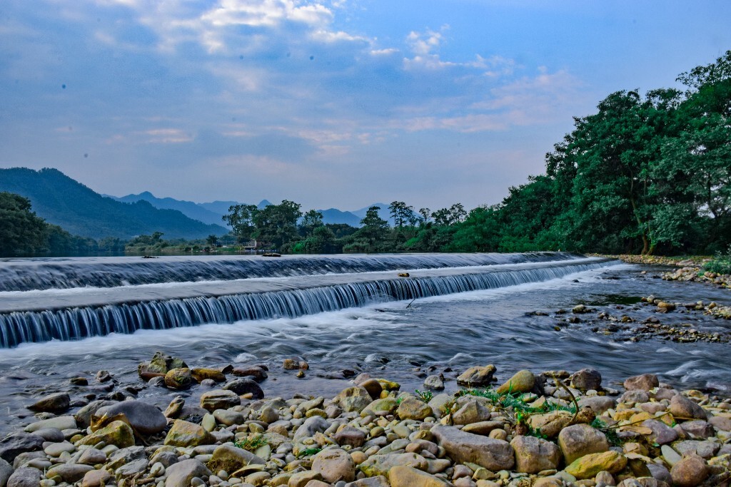 桂林旅游:拟在产权交易机构公开挂牌遴选生动莲花项目合作方