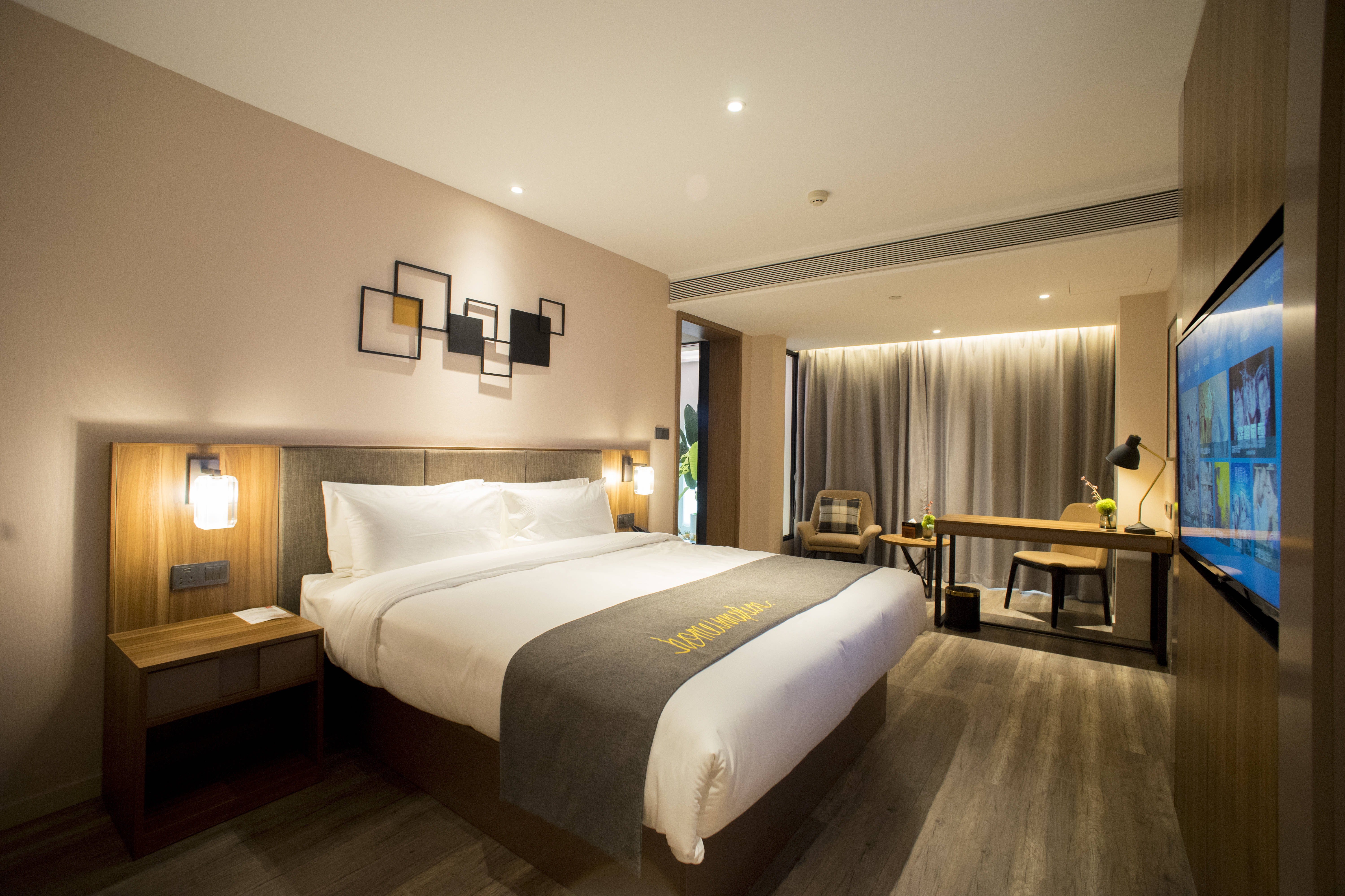 首旅酒店三季报减收增利：直营酒店收入下滑拖累全局，靠成本压缩与投资收益实现利润增长，扣非净利增速跌至2.15%