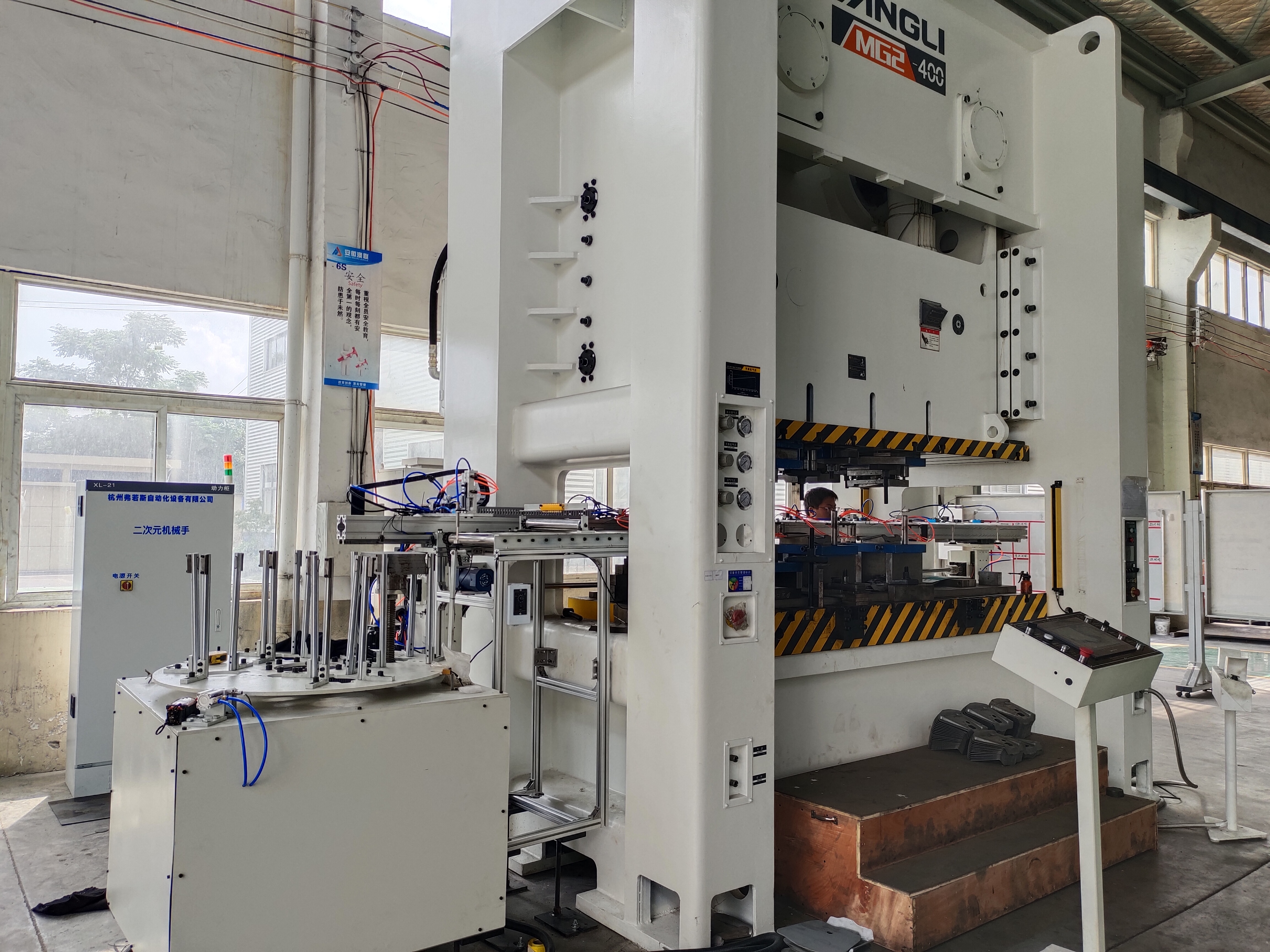 单月增长超40%！工业机器人现产销两旺格局