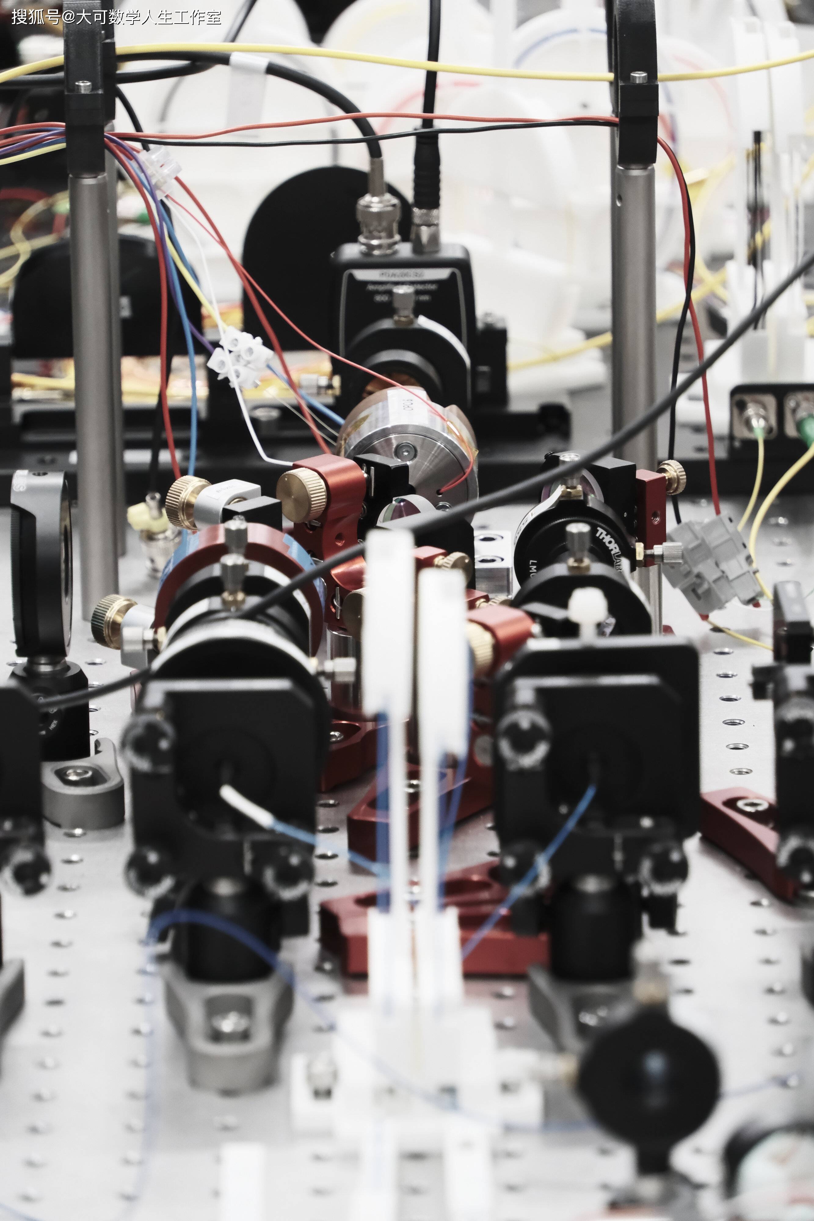 我国科学家首次实现量子体系高阶非平衡拓扑相