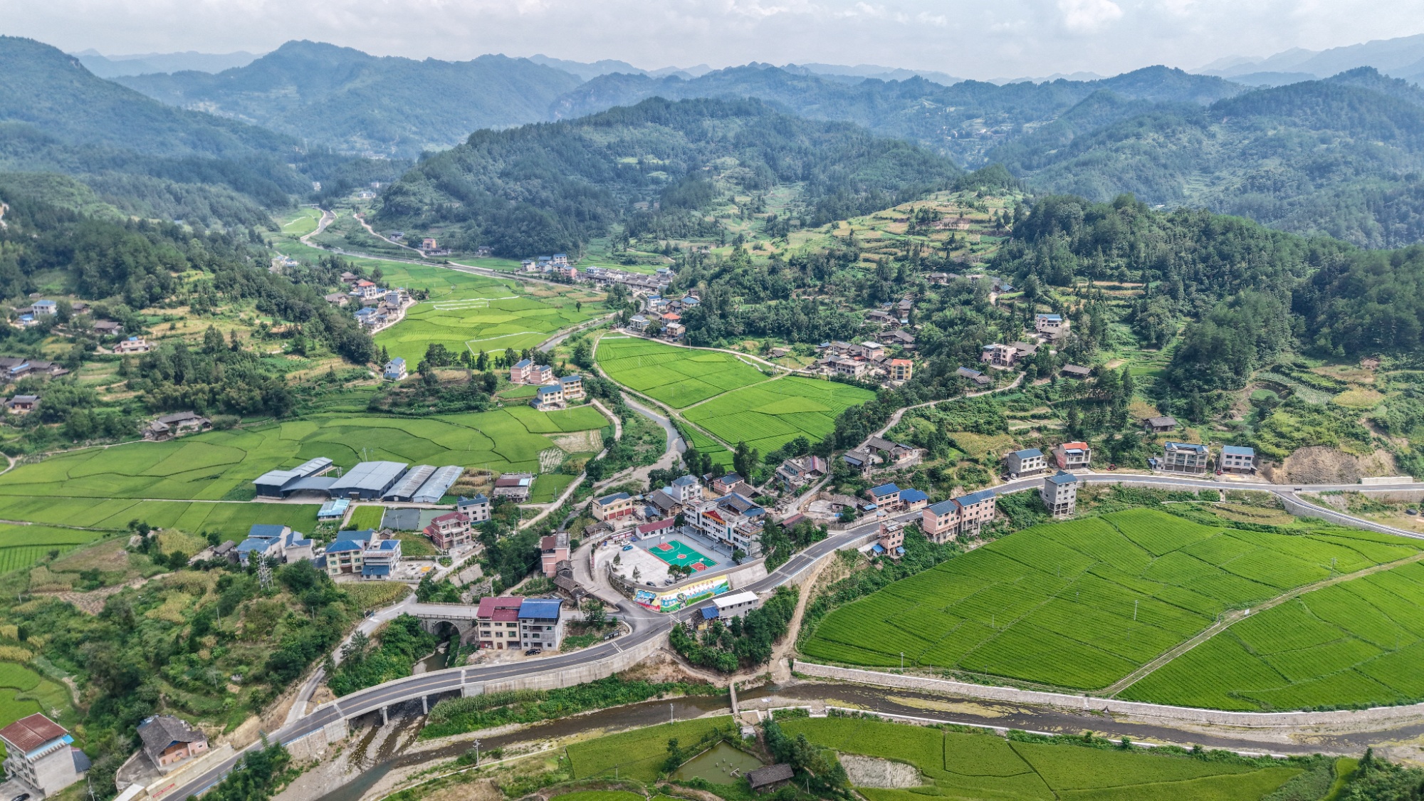 延时航拍贵州黔东南岑巩 山川云海翻腾晨雾飘渺
